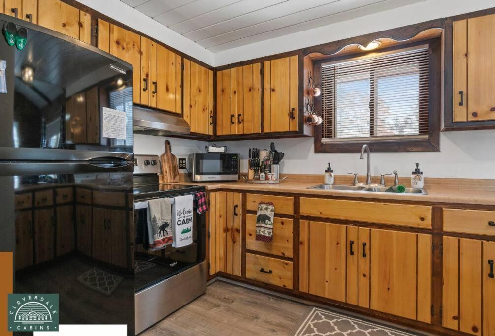 Cozy Cabin With Hottub At Cloverdale Cabins هينكلي المظهر الخارجي الصورة