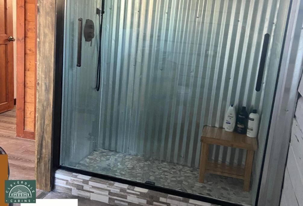 Cozy Cabin With Hottub At Cloverdale Cabins هينكلي المظهر الخارجي الصورة