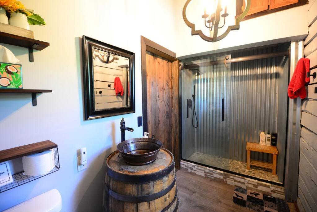 Cozy Cabin With Hottub At Cloverdale Cabins هينكلي المظهر الخارجي الصورة