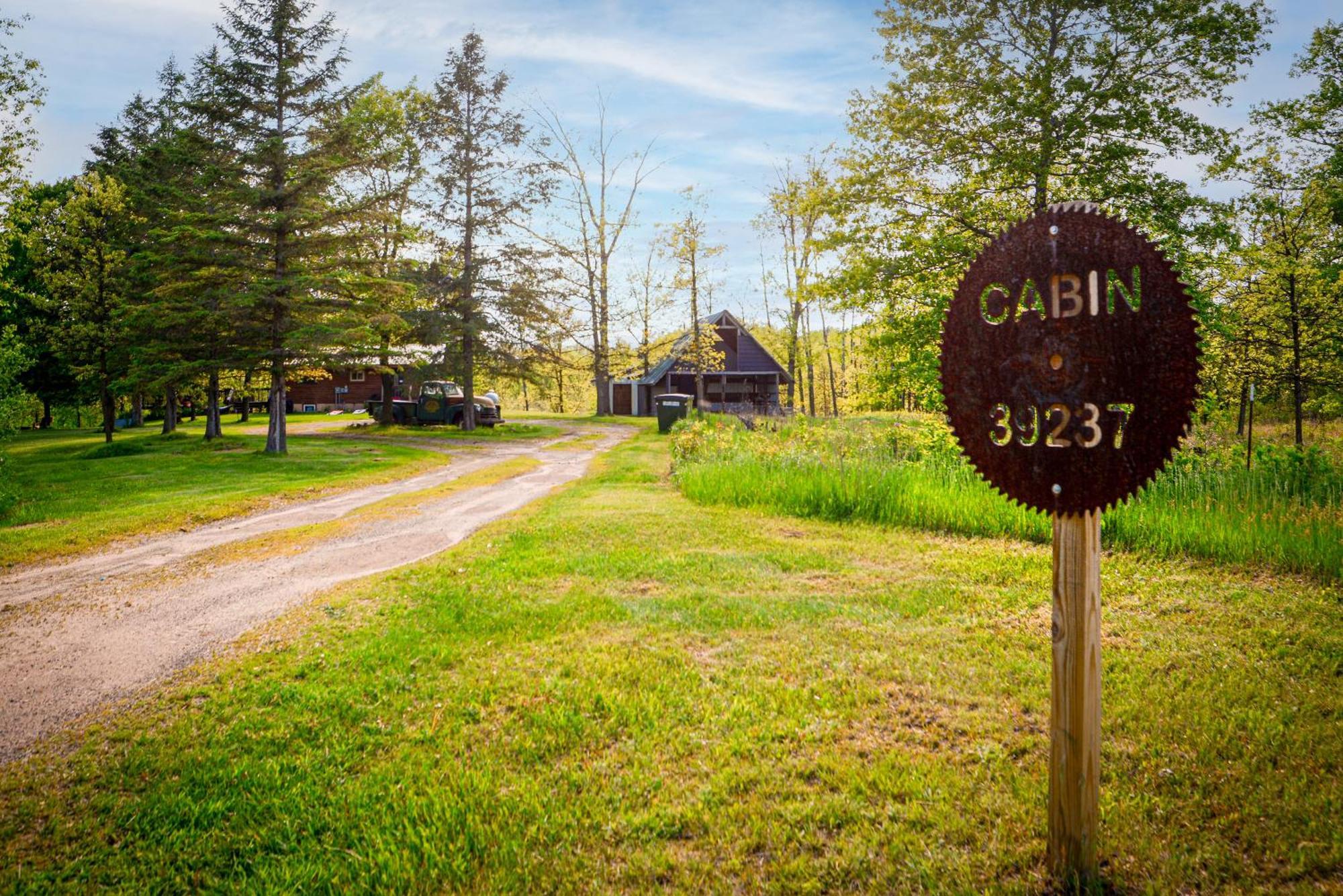 Cozy Cabin With Hottub At Cloverdale Cabins هينكلي المظهر الخارجي الصورة