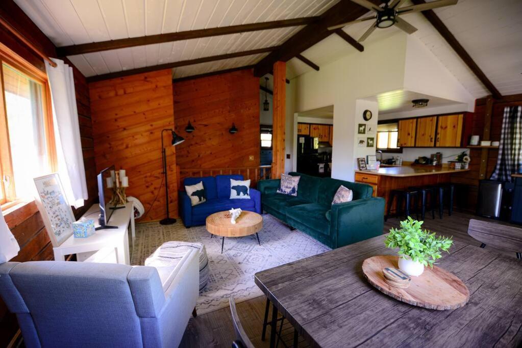 Cozy Cabin With Hottub At Cloverdale Cabins هينكلي المظهر الخارجي الصورة