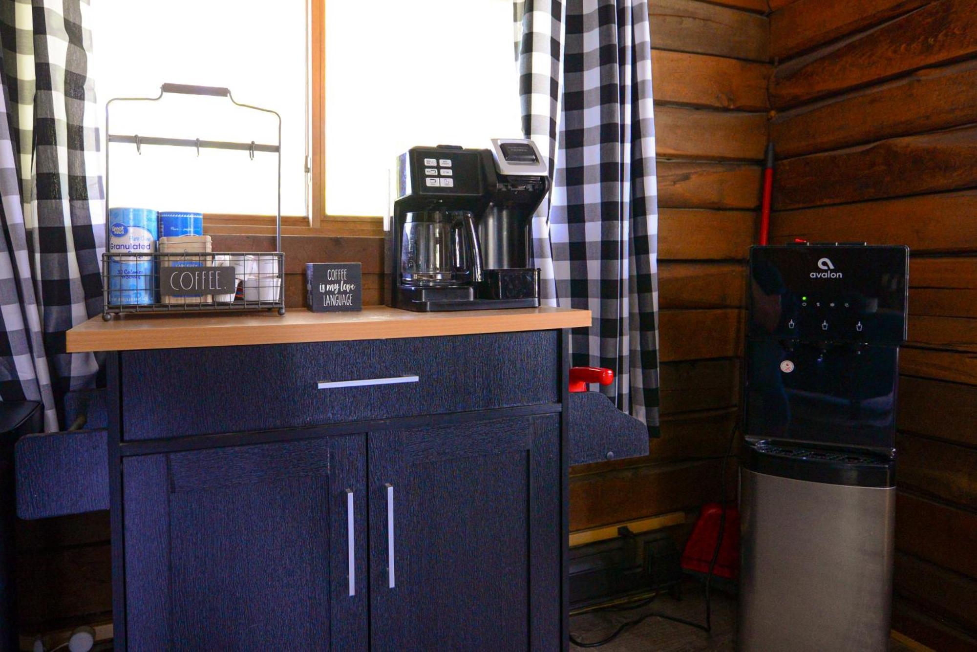 Cozy Cabin With Hottub At Cloverdale Cabins هينكلي المظهر الخارجي الصورة