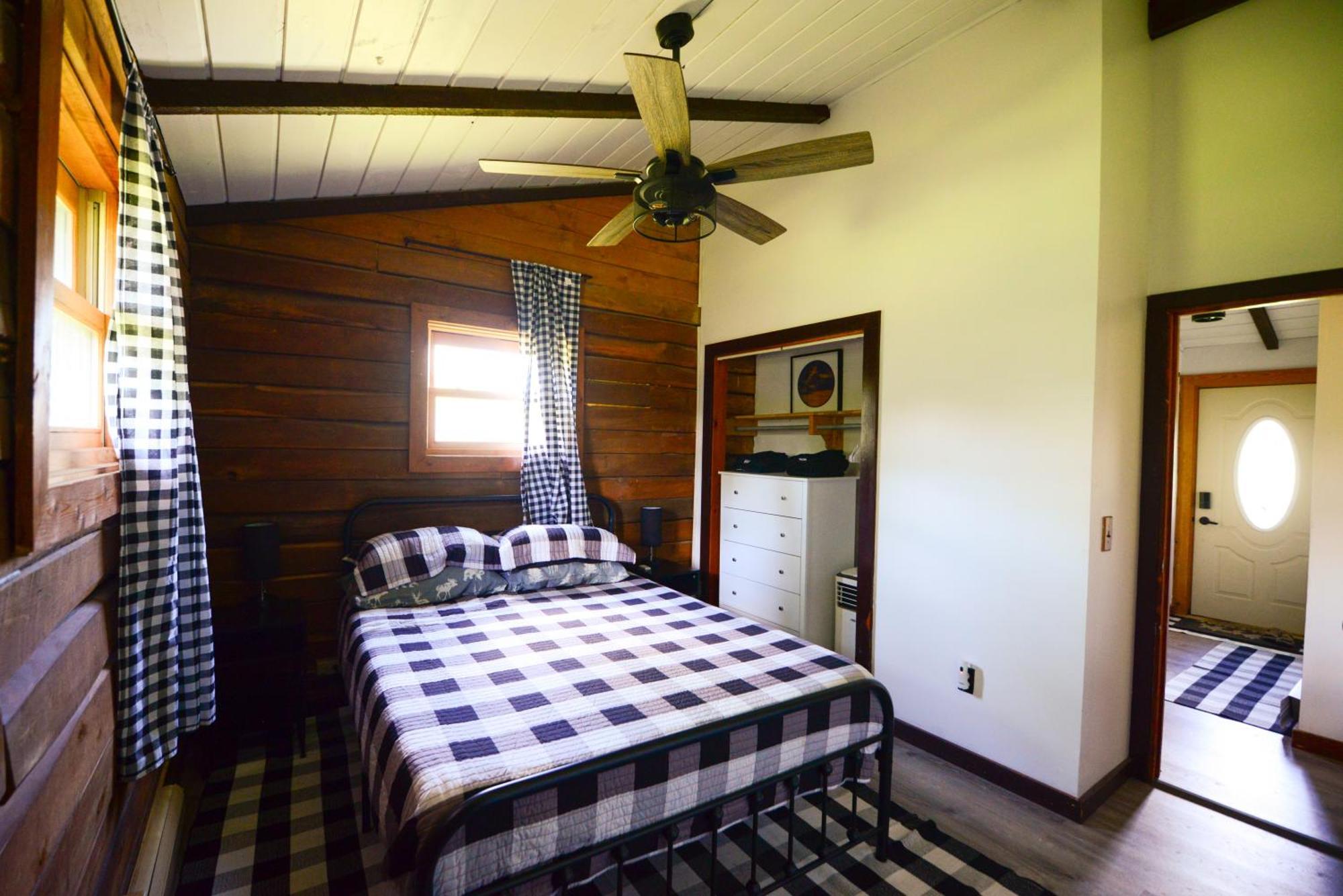 Cozy Cabin With Hottub At Cloverdale Cabins هينكلي المظهر الخارجي الصورة